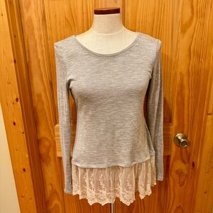 “Eyeshadow” Gray & Cream Lace Hem Top